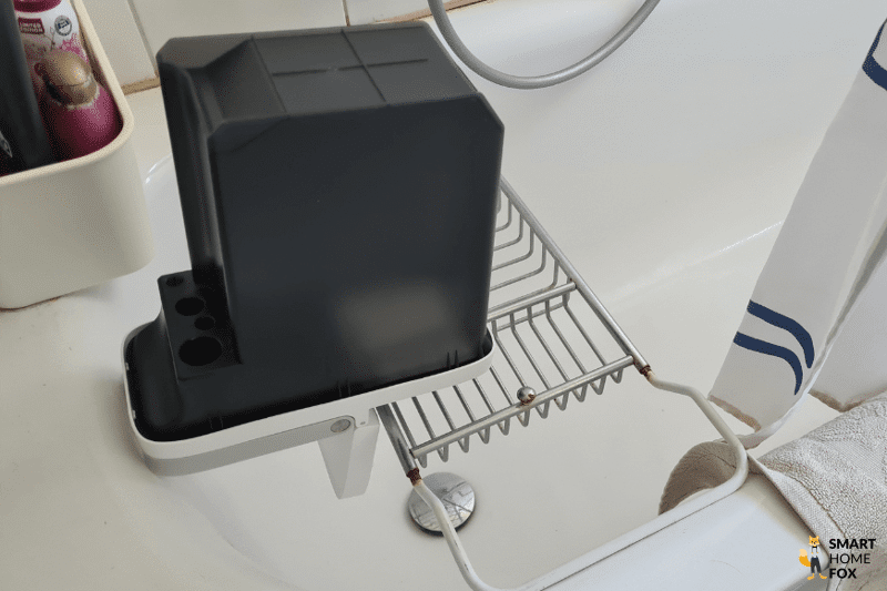 Der Schmutzwassertank des Roborock S8 Pro Ultra wird gewaschen.